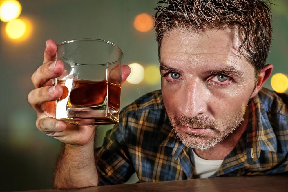 Ein alkoholischer Mann sieht schmerzhaft aus